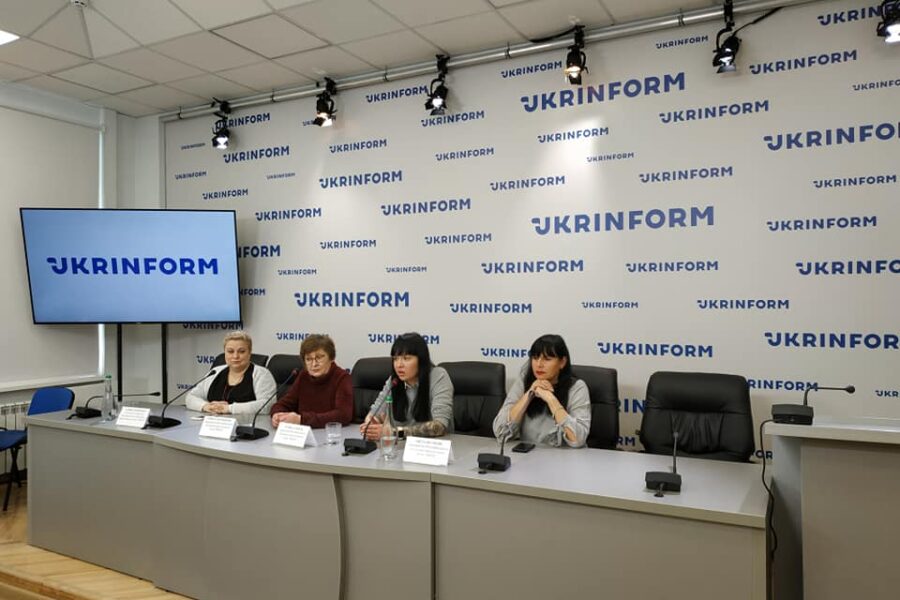 Про прес-конференцію активісток Всеукраїнського об’єднання наркозалежних жінок “ВОНА” розповіло “Hromadske”